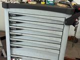 un établi sur lequel sont posés des outils dans un garage