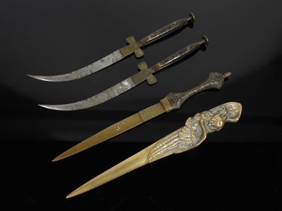 Ensemble de 3 poignards syriens ou maghrébins et un coupe-pa…