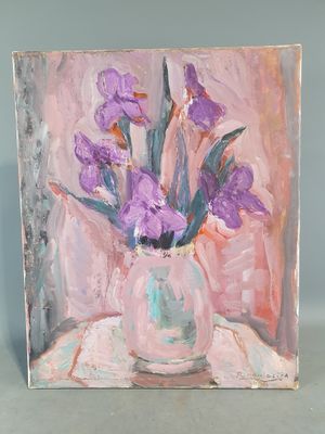 tableau représentant des fleurs violettes dans un vase rose posé sur une table