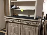 une photo d'une armoire exposée dans un magasin