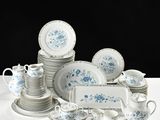 beaucoup d'assiettes et de tasses bleues et blanches sur une table