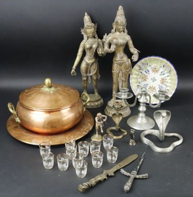 beaucoup d'objets en argent et en or sur la table
