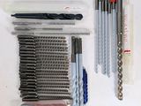 un grand nombre d'outils posés sur la table