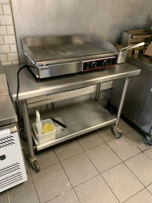 un réchaud en argent posé sur une table dans une cuisine