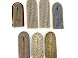 six paires de vieilles chaussures tricotées sont alignées sur une surface blanche