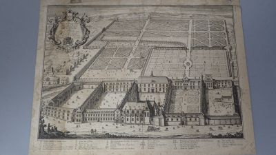 un vieux dessin représentant un grand bâtiment avec un jardin au milieu