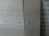 une porte métallique qui a été laissée dans un garage