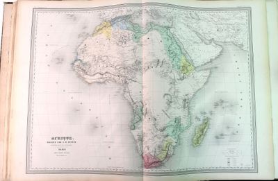 une vieille carte de l'Afrique dans un livre posé sur une table