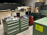une pièce où il y a beaucoup de cartons et de tiroirs