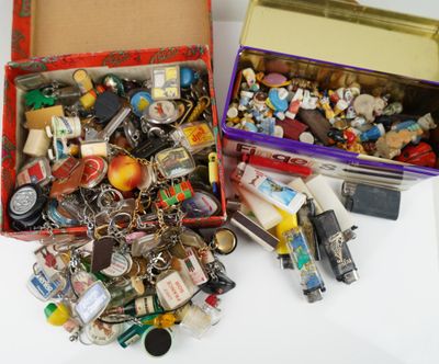 une boîte d'objets assortis posée sur une table