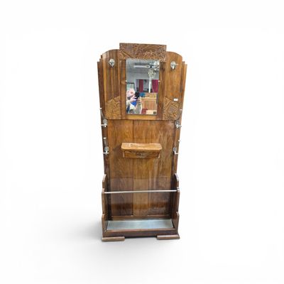 une vitrine en bois surmontée d'un miroir