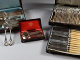 plusieurs types d'argenterie dans un coffret posé sur une table