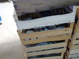 une pile de caisses en bois empilées les unes sur les autres