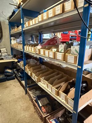 beaucoup de boîtes et de cartons sur les étagères de la pièce