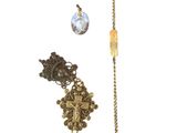 une photo d'un collier et d'un bracelet sur fond blanc