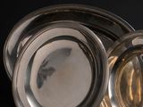 un plat en argent muni d'un couvercle, posé sur une table