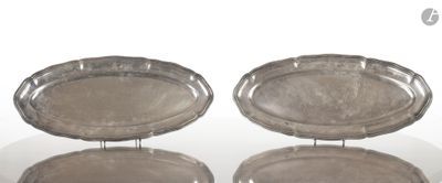 trois plateaux en argent posés sur un support, sur une surface blanche