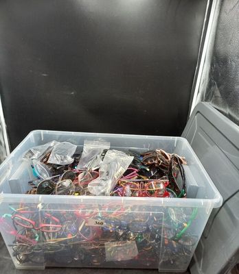 Dans un bac, environ 270 montures + environ 40 paires de lun…