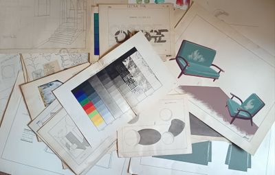 de nombreux dessins et photos de meubles posés sur une table