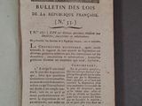 un vieux livre avec une image en noir et blanc