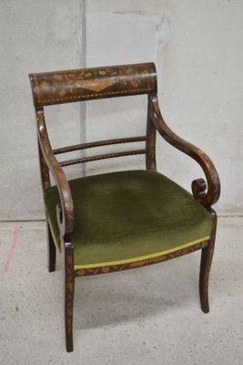 une chaise verte avec une structure en bois et une assise verte