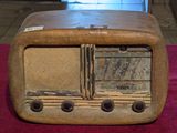 une radio à l'ancienne posée sur une table dans une pièce