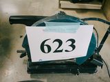 un panneau sur lequel est inscrit « 623 », posé par terre