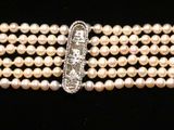 une photo d'un bracelet composé de perles blanches