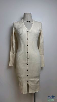 une photo d'une robe-pull blanche sur un mannequin
