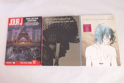 trois livres posés ensemble sur un lit