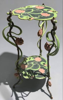 une table verte et rose ornée d'un motif floral
