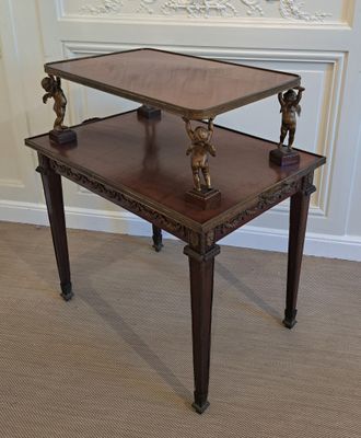 une petite table surmontée d'une étagère, dans une pièce