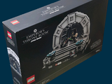 une boîte noire contenant un jeu de Lego