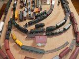 beaucoup de rails de train miniature sur une table