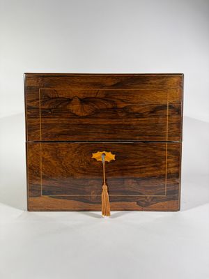 XIXe siècle Cave à liqueur en plaquage de palissandre à déco…