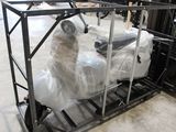 un scooter emballé dans du plastique et posé sur une palette