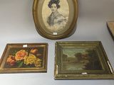 trois tableaux encadrés et la photo d'une femme posée sur une table
