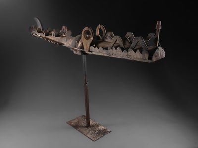 un gros plan d'une sculpture métallique posée sur un socle métallique