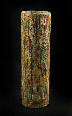 une image représentant un grand vase orné d'un motif coloré