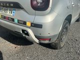 une voiture garée sur le côté de la route