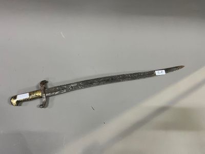 une épée posée sur une surface blanche