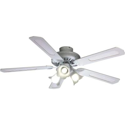 un ventilateur de plafond blanc équipé d'une lampe