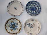 trois assiettes ornées de motifs bleus et blancs sont posées sur une surface blanche