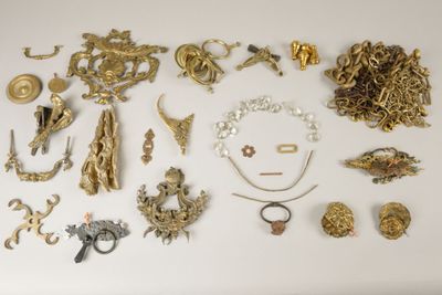 une table blanche sur laquelle sont disposés de nombreux bijoux en or