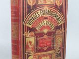 un vieux livre à la couverture rouge posé sur une table