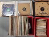 beaucoup de CD et des CD dans une boîte rouge
