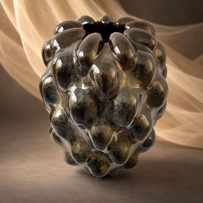 un vase en verre posé sur une table