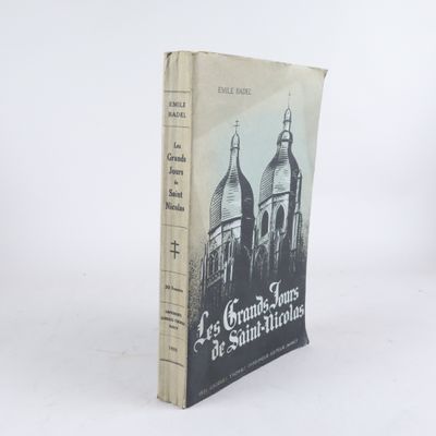 la couverture d'un livre avec une image d'une église en arrière-plan