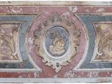 une image d'un tableau sur le mur d'un bâtiment