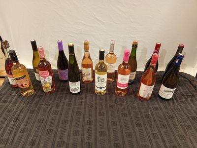 Lot de 70 bouteilles alcoolisées comprenant : du vin rouge, …